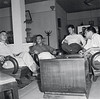 Avec deux collègues, JACQUES CHANCEL (de face) interviewe Bay Vien, le chef des rebelles Binh Xuyen, en mars 1955 à Saïgon