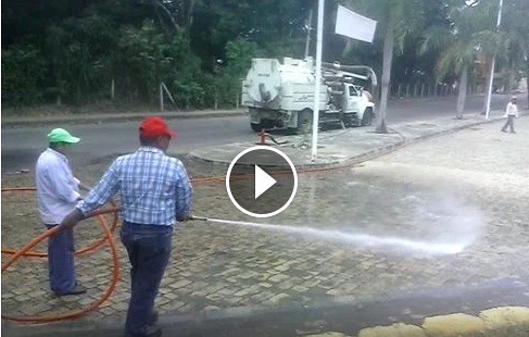 ¿Por qué EPN riega miles de litros de agua en las calles en plena temporada seca?