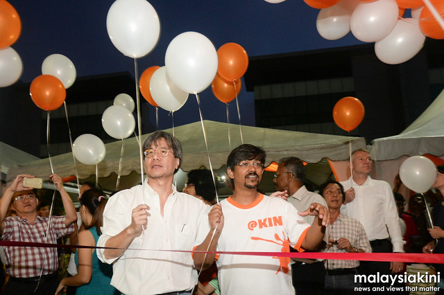 Editor-in-chief Steven Gan and CEO Premesh Chandran to launch Malaysiakinis new building with all the staff of Malaysiakini.