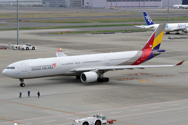 Asiana Airbus A330-323X HL8282 HND 29-03-15