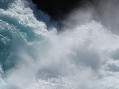 Huka Falls <a style="margin-left:10px; font-size:0.8em;" href="http://www.flickr.com/photos/83080376@N03/16939810571/" target="_blank">@flickr</a>