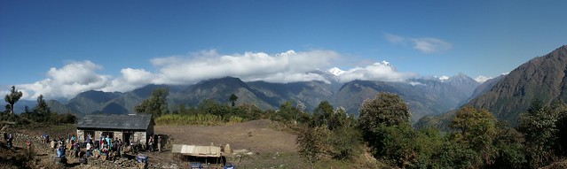 A panorama of mountains, with Cho Oyu at the far right, from the Khari La