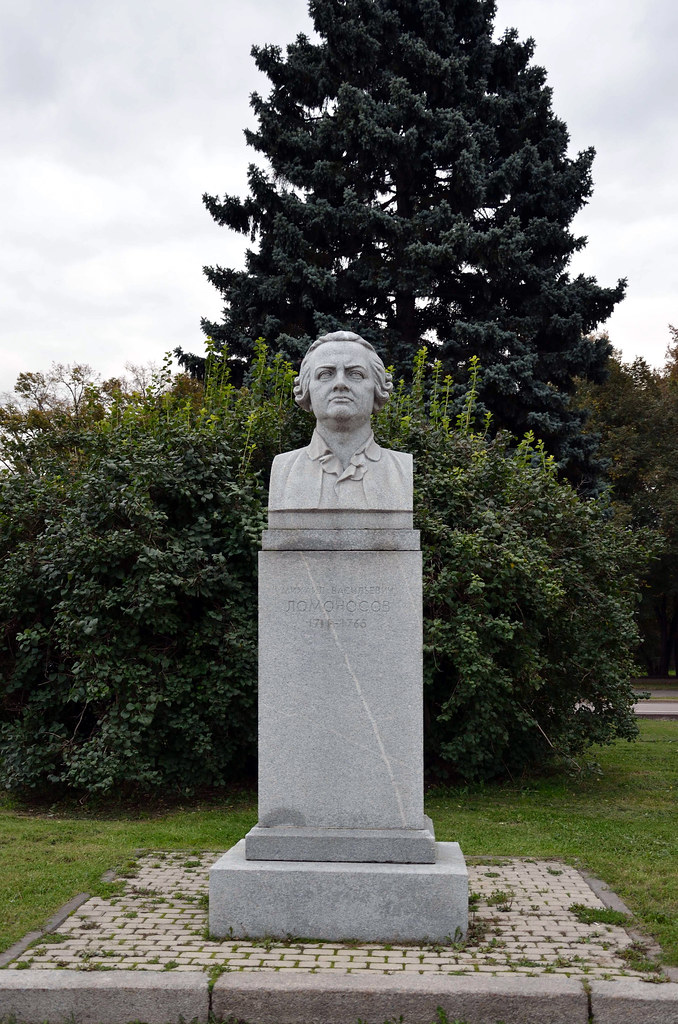 : .. ,    / Statue of Mikhail Lomonosov