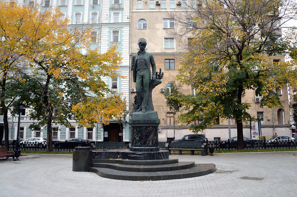 : ..  / Sergei Yesenin statue