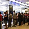 The queue to collect pre-orders. Badminton hero Dato LEE CHONG WEI will be making an appearance in a bit. Pre-orders have been brisk, hitting 20 million globally since the launch on 2 April #GalaxyS6Edge #GalaxyS6
