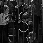 1983年，孩子们聚集在卡特-芬利体育场底部的场地入口.  (©罗杰·文斯蒂德)