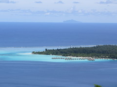 Bora Bora au premier plan et Mopiti au fond <a style="margin-left:10px; font-size:0.8em;" href="http://www.flickr.com/photos/83080376@N03/16942209219/" target="_blank">@flickr</a>