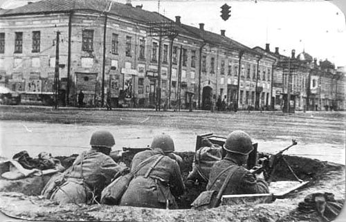 фото: Укрепления на перекрестке Советской и пр.Ленина (Коммунаров) 1941 г