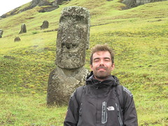 Manu qui fait le Moai... <a style="margin-left:10px; font-size:0.8em;" href="http://www.flickr.com/photos/83080376@N03/17249536921/" target="_blank">@flickr</a>