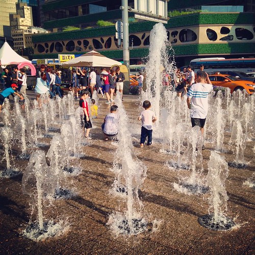  ...      ... #Seoul #City #Hall #Plaza #Fountain #Playing #Children ©  Jude Lee
