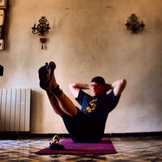 My elbows should have been more backwards, the difficulty is open the chest widely ithba straight back without loosing balance. Mr Pitig does it well as you can see.  #justlivebarefoot #ॐ #barefootlife #barefootlifestyle #freedom #innerpeace #om #motherea