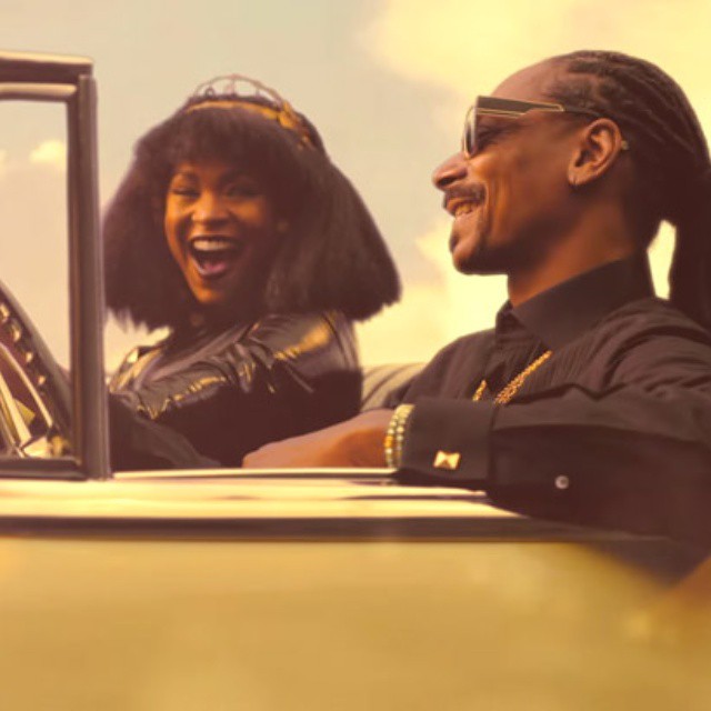 VIDEO: SNOOP DOGG FEAT. PHARRELL & STEVIE WONDER – ‘CALIFORNIA ROLL’  Snoop Dogg blasts into the future in the epic video for “California Roll” off his new album BUSH. In the imaginative clip, the West Coast OG takes a trip from the ’40s to the future wit