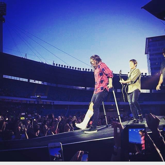 Only Dave Grohl breaks his leg and comes back to finish the set!!! #foofighters #davegrohl #hero