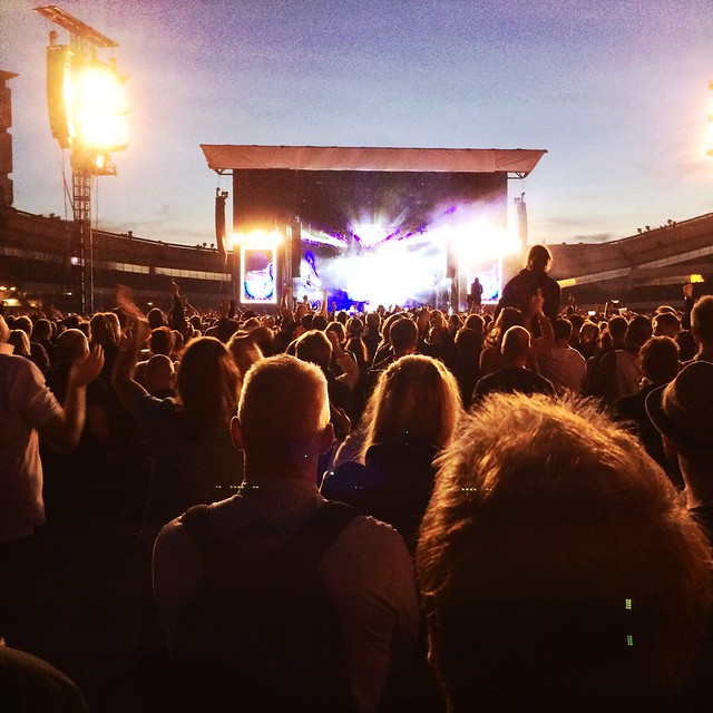 Foo Fighters konsert på Ullevi. Dave Grohl bryter benet, men genomför konserten ändå med paus för gipsning.Vilken kväll!