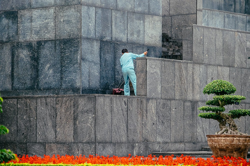 Cleaning Ho Chi Minh Memorial