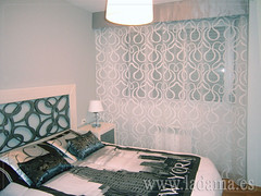 Cortina estirada en dormitorio moderno • <a style="font-size:0.8em;" href="http://www.flickr.com/photos/67662386@N08/7541646258/" target="_blank">View on Flickr</a>