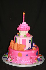 cupcake cake pink • <a style="font-size:0.8em;" href="http://www.flickr.com/photos/60584691@N02/6988407674/" target="_blank">View on Flickr</a>