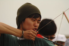 Jugendliche beim Pfeilschießen in Jiayuguan