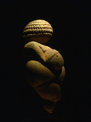 Venus of Willendorf, Right