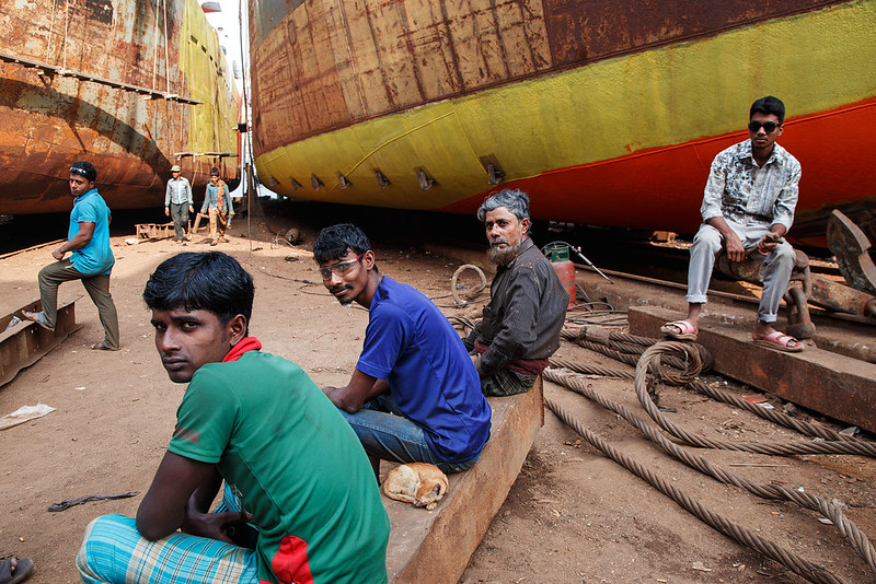 Shipyard workers - Dhaka, Bangladesh<br/>© <a href="https://flickr.com/people/68898571@N00" target="_blank" rel="nofollow">68898571@N00</a> (<a href="https://flickr.com/photo.gne?id=28863603360" target="_blank" rel="nofollow">Flickr</a>)