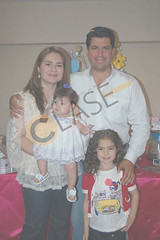 2524. Con sus papás, Katy Silva de Elizondo y Omar Elizondo con su hermanita Mariana.