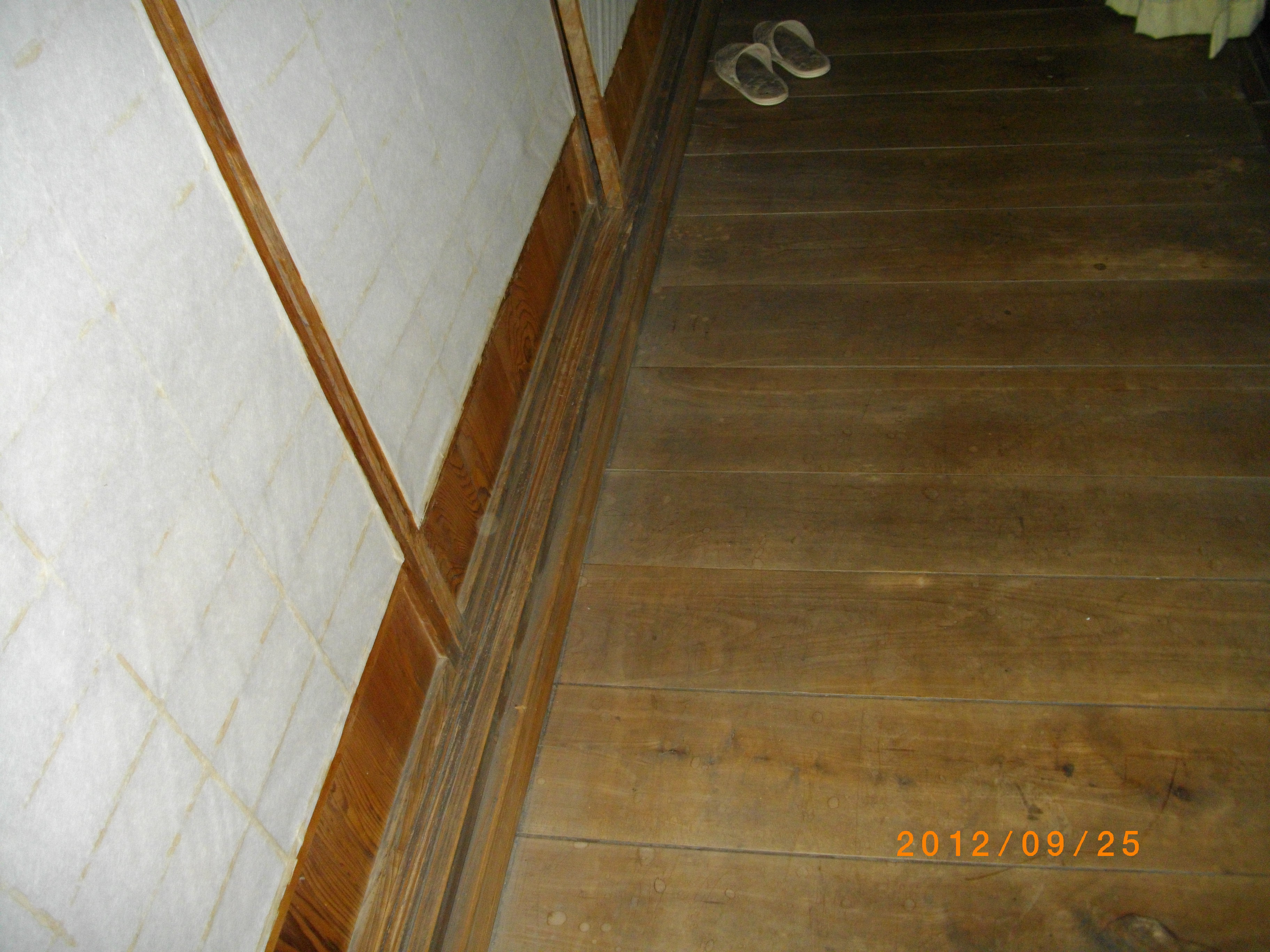自宅の廊下、ケヤキ無垢板で隙間風ピューピ...