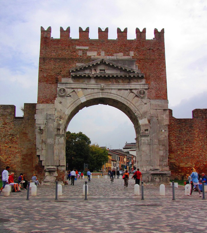 Arch of Augustus, Rimini<br/>© <a href="https://flickr.com/people/43184676@N08" target="_blank" rel="nofollow">43184676@N08</a> (<a href="https://flickr.com/photo.gne?id=8011476224" target="_blank" rel="nofollow">Flickr</a>)