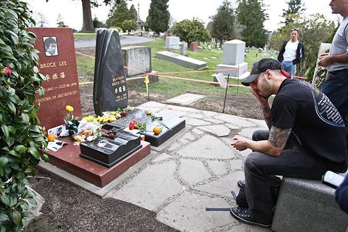 With UFC in town, fighter makes pilgrimage to Bruce Lee's resting place on  Capitol Hill 