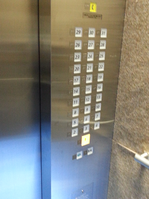 エレベーター内部。やはり高級感、というよ...