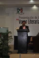 DSC_1268.JPG Joaquìn Olea Vázquez encargado de realizar la presentación de "Voces Literarias de la Fontera"
