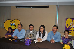 DSC_0764.JPG Lideres de  Fundación Teletón  Reynosa, Empresarios y niños que participaran en el boteo 2012