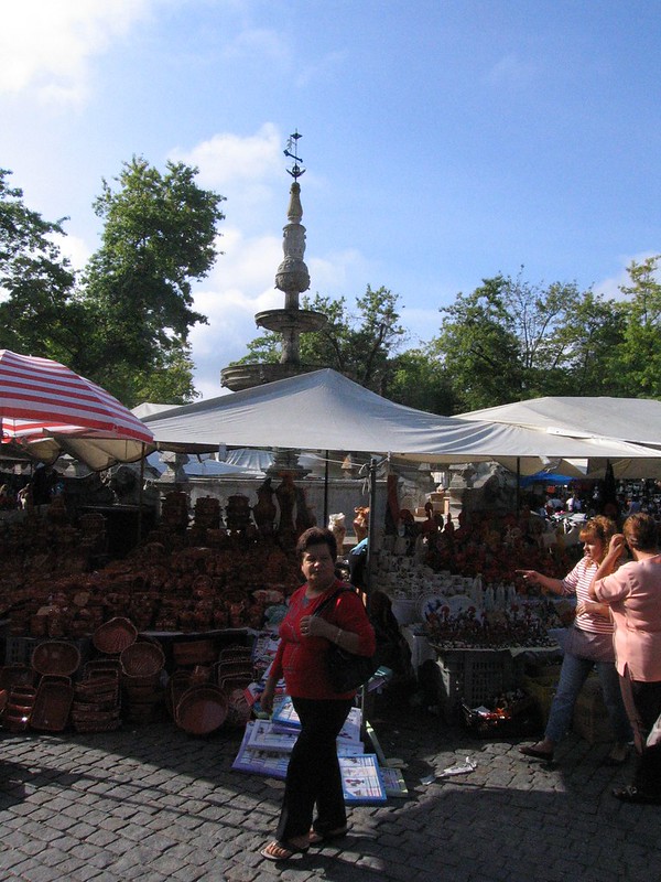 Market Day in Barcelos<br/>© <a href="https://flickr.com/people/87974483@N02" target="_blank" rel="nofollow">87974483@N02</a> (<a href="https://flickr.com/photo.gne?id=8231114309" target="_blank" rel="nofollow">Flickr</a>)