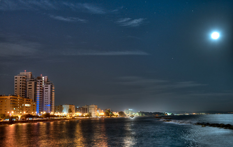 Limassol at night ( view from the pier )<br/>© <a href="https://flickr.com/people/52467542@N04" target="_blank" rel="nofollow">52467542@N04</a> (<a href="https://flickr.com/photo.gne?id=8236184692" target="_blank" rel="nofollow">Flickr</a>)