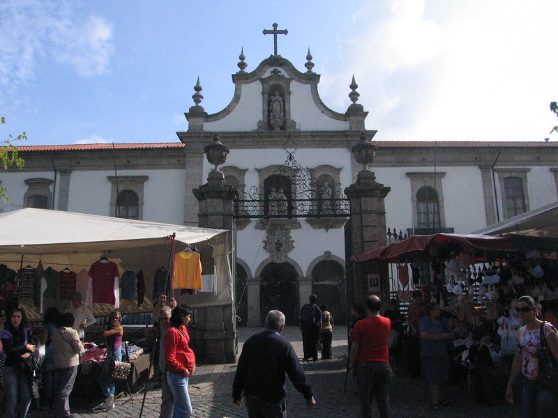 Market Day in Barcelos<br/>© <a href="https://flickr.com/people/87974483@N02" target="_blank" rel="nofollow">87974483@N02</a> (<a href="https://flickr.com/photo.gne?id=8231113951" target="_blank" rel="nofollow">Flickr</a>)