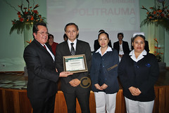 DSC_0353.JPG Néstor García entregando reconocimiento al Departamento de Terapia Intensiva del Hospital.