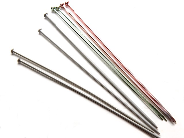 Pair of 4mm 25cm vintage pink aluminium knitting needles