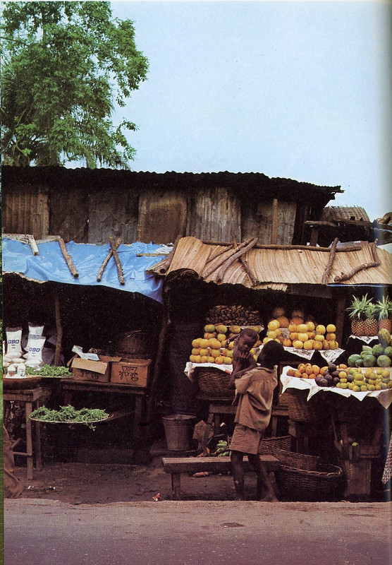 Guide to Lagos 1975 032 Side road market scene in Lagos<br/>© <a href="https://flickr.com/people/30616942@N00" target="_blank" rel="nofollow">30616942@N00</a> (<a href="https://flickr.com/photo.gne?id=8488724446" target="_blank" rel="nofollow">Flickr</a>)