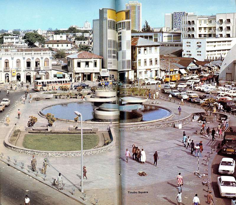 Guide to Lagos 1975 029 Tinubu square<br/>© <a href="https://flickr.com/people/30616942@N00" target="_blank" rel="nofollow">30616942@N00</a> (<a href="https://flickr.com/photo.gne?id=8487631079" target="_blank" rel="nofollow">Flickr</a>)