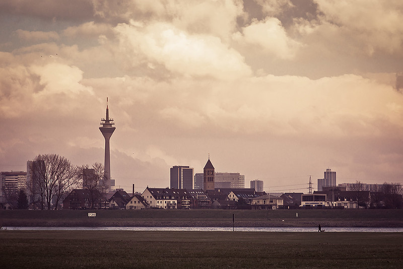 Düsseldorf<br/>© <a href="https://flickr.com/people/49880069@N04" target="_blank" rel="nofollow">49880069@N04</a> (<a href="https://flickr.com/photo.gne?id=8486081133" target="_blank" rel="nofollow">Flickr</a>)