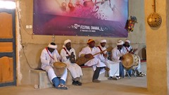 visitando los músicos de Mali • <a style="font-size:0.8em;" href="http://www.flickr.com/photos/92957341@N07/8458834918/" target="_blank">View on Flickr</a>