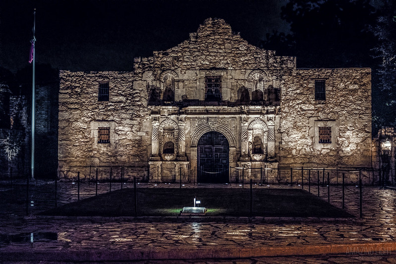 Rainy Night at the Alamo<br/>© <a href="https://flickr.com/people/55341805@N02" target="_blank" rel="nofollow">55341805@N02</a> (<a href="https://flickr.com/photo.gne?id=28372157394" target="_blank" rel="nofollow">Flickr</a>)