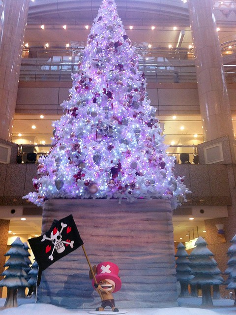 ランドマークプラザ1階の広場では、クリスマスツリーと冬島の。｜ランドマークプラザ