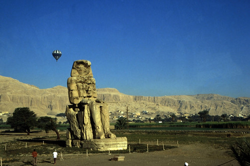 Ägypten 1999 (360) Theben West: Memnonkolosse • <a style="font-size:0.8em;" href="http://www.flickr.com/photos/69570948@N04/28916541390/" target="_blank">Auf Flickr ansehen</a>