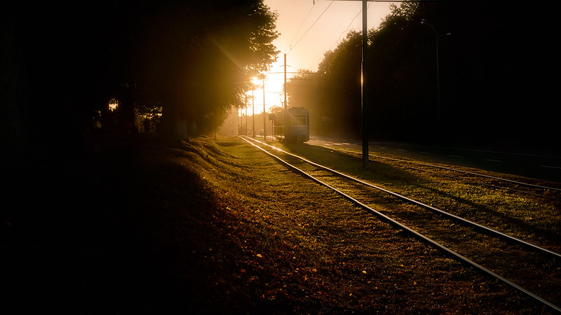 a tram, rails, sunset<br/>© <a href="https://flickr.com/people/47983759@N02" target="_blank" rel="nofollow">47983759@N02</a> (<a href="https://flickr.com/photo.gne?id=29078421703" target="_blank" rel="nofollow">Flickr</a>)