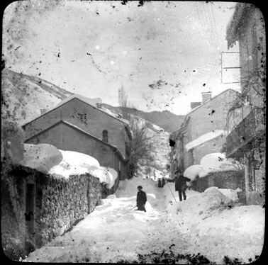 Village de moyenne montagne sous le neige