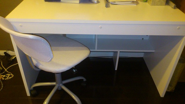 椅子と机の写真です。