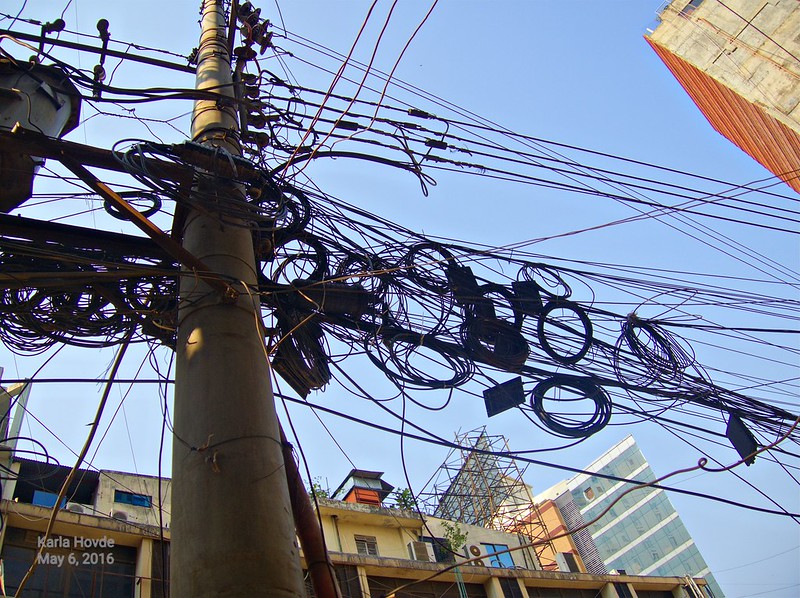 Electricity wires in Dhaka, Bangladesh<br/>© <a href="https://flickr.com/people/127250783@N07" target="_blank" rel="nofollow">127250783@N07</a> (<a href="https://flickr.com/photo.gne?id=29639530332" target="_blank" rel="nofollow">Flickr</a>)