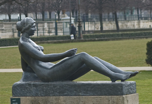 2012.02.26.035 PARIS - Jardin du Carrousel - Statue de Maillol - Jeune fille allongée