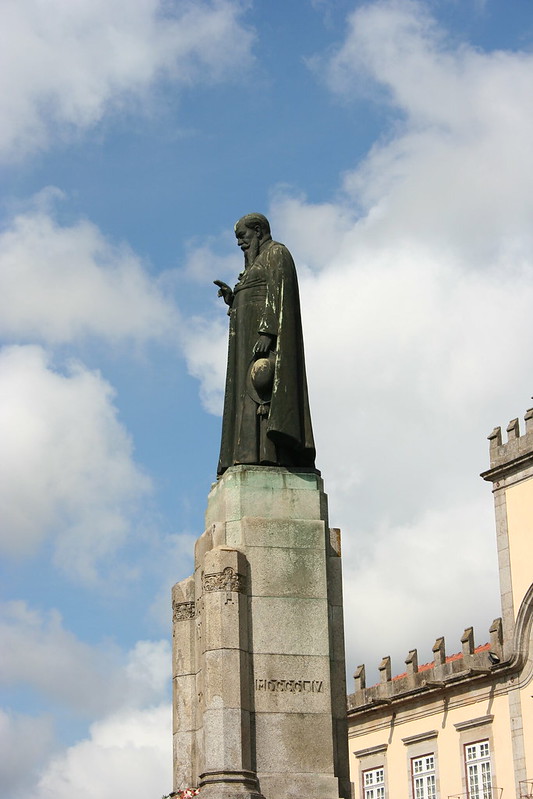 Statue of Antonio Barroso in front of the Town Hall<br/>© <a href="https://flickr.com/people/87974483@N02" target="_blank" rel="nofollow">87974483@N02</a> (<a href="https://flickr.com/photo.gne?id=8232239424" target="_blank" rel="nofollow">Flickr</a>)