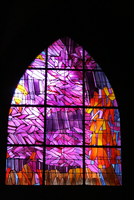 Stained Glass Window<br/>© <a href="https://flickr.com/people/87974483@N02" target="_blank" rel="nofollow">87974483@N02</a> (<a href="https://flickr.com/photo.gne?id=8225580099" target="_blank" rel="nofollow">Flickr</a>)